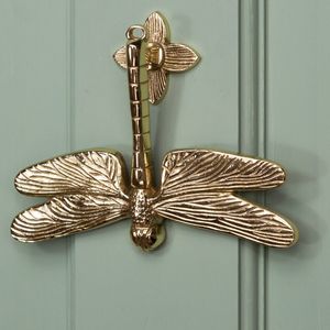 Timbre de puerta con diseño de libélula en tono bronce dorado con detalles intrincados y base floral decorativa para una entrada elegante - Product Image 1