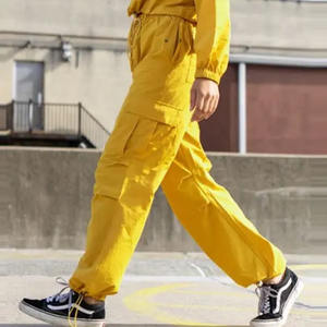 Conjunto deportivo de dos piezas para mujer, estilo streetwear personalizado, cortavientos, largo completo, ligero, oversize, de nailon liso. - Product Image 5