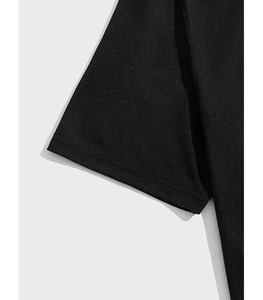 เสื้อยืดคอกลมสีดำพิมพ์ลายต้นปาล์มสีชมพูเล็กน้อย จับคู่กับกางเกงขาสั้นพิมพ์ลายใบไม้เขตร้อนสีชมพู - Product Image 4