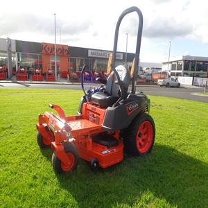 Tondeuse à gazon Kubota Z242 à braquage zéro pour usage résidentiel, avec direction fluide et équipement de tonte haute performance - Product Image 3