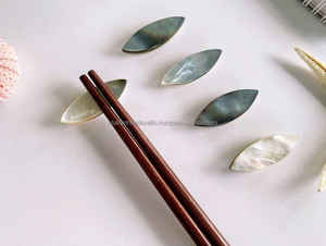 Palillos de madera natural con aspecto clásico | Cubiertos ligeros, lavables y hechos a mano para restaurantes, hogares, viajes y regalos - Product Image 3