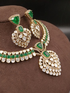 Juego de Collar y Aretes de Plata Chapada en Oro de Alta Calidad para Mujer, con Piedra Doble Verde, Diseño Floral Clásico, de Amaira Jewels - Product Image 5