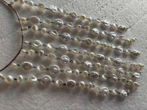 Boucles d'oreilles classiques en fausses perles blanches plaquées, clous d'oreilles en perles de coquillage à haute brillance, bijoux hypoallergéniques en gros, cadeau - Product Image 4