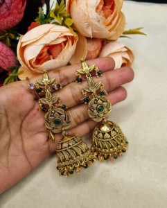 Pendientes Jhumka de diseñador con diseño de flor y hoja chapados en oro, con cadena para el cabello adjunta, para bodas y fiestas, fabricante de pendientes de moda. - Product Image 5