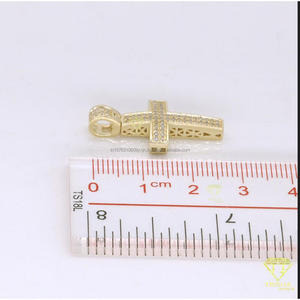 Colgante Clásico de Cruz de Oro con Detalle de Piedra con Apariencia de Diamante VVS - Product Image 5