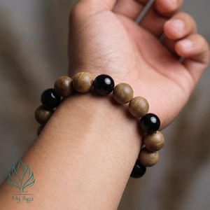 สร้อยข้อมือไม้กฤษณาธรรมชาติที่ต้องมี รุ่น AL-SB-0014-12 สำหรับสวมใส่ทุกวัน ประดับด้วยลูกปัดปะการัง 5 เม็ด และลูกปัดไม้กฤษณา 12 เม็ด กลิ่นหอมเฉพาะตัว - Product Image 4