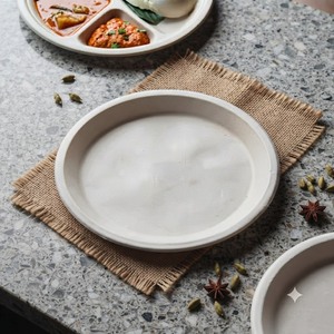 Assiette jetable ronde en bagasse blanche de 10 pouces pour cafés, fêtes et événements - Product Image 5