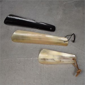 Calzador de cuerno de búfalo premium hecho a mano con diseño curvo, acabado liso, duradero, accesorio elegante para calzado. - Product Image 4