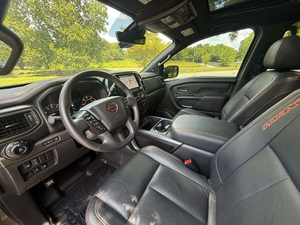 Camioneta Usada Shining 2024 Titan PRO-4X, Cabina Doble, 4x4, Asientos de Cuero, Paquete Eléctrico, Navegación Bluetooth, Ruedas Premium, Volante a la Izquierda, Color Oscuro - Product Image 3