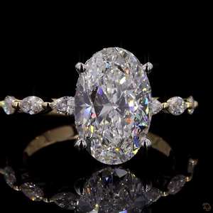 Anillo de compromiso con diamante cultivado en laboratorio de corte ovalado de 4.05 quilates en oro blanco y amarillo de 14 quilates, conjunto nupcial de media eternidad. - Product Image 2