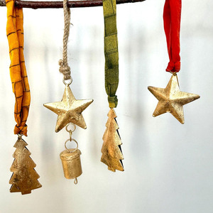 Adornos Colgantes Hechos a Mano en Oro con Estrellas, Árboles y Campanas con Cintas de Tela Coloridas, Decoración Festiva para el Hogar - Product Image 5
