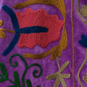 เสื้อแจ็คเก็ตกำมะหยี่ปักมือลายซูซานีสีเทา ผลิตจากวัสดุคุณภาพสูง ดูสวยงามแบบซูซานี - Product Image 4