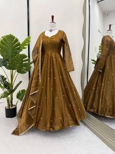 Ensemble élégant JMY en soie Kurti, pantalon et dupatta avec broderie et dupatta à dentelle sur quatre côtés – Tenue ethnique prête à porter - Product Image 5