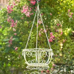 Élégante corbeille à fleurs suspendue en fer blanc avec détails en volutes et suspension par chaîne pour balcon, patio, jardin et extérieur - Product Image 1