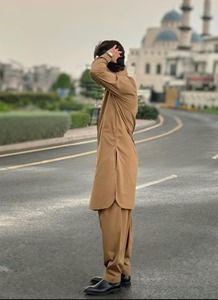 Túnica de Algodón Camel para Hombre, Manga Larga, Color Sólido, Atuendo Modesto para Oración, Estilo de Oriente Medio, Largo hasta el Suelo, Corte Regular - Product Image 2