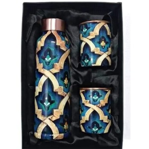 Botella de agua moderna de cobre portátil para viaje con patrón geométrico azul marino y detalles en cobre - Product Image 5