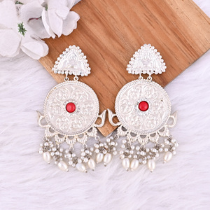 Boucles d'oreilles pendantes en argent allemand, motif ethnique, corail rouge et pierre de perle - Product Image 2
