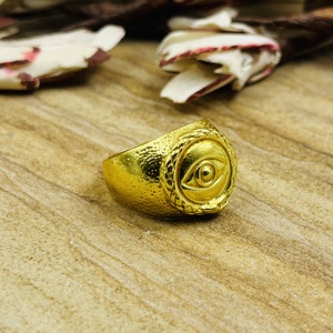Bague œil porte-bonheur en laiton au design tendance, bague chevalière gothique, bague en laiton pour femme, œil tribal plaqué or 18 carats pour la vente en gros/OEM de bijoux - Product Image 5