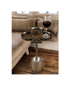 Mesa auxiliar de metal elegante, elección perfecta para añadir carácter a los ambientes del dormitorio y la sala de estar. - Product Image 1
