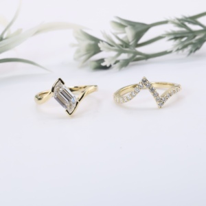Anillo de Compromiso de Lujo con Diamante Cultivado en Laboratorio, Corte Redondo Inclinado en Oro Amarillo Moderno, Diseño Chevron en V Curvo con Micro Pavé, Regalo Nupcial - Product Image 1