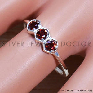 Anillo de Plata de Ley 925 con Tres Piedras de Granate Rojo Natural, Hecho a Mano, con Engaste de Bisel de Calidad Premium, Anillo de Boda - Product Image 3