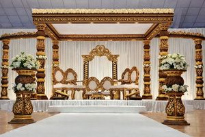 Impresionante Mandap Blanco para Bodas, Estilo Radhika Palace, Mandap Clásico para Bodas con Parte Superior Circular Floral, Decoración Real para Bodas, Nueva York - Product Image 4