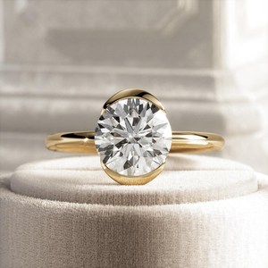 Bague de fiançailles et de mariage en or jaune avec diamant solitaire de laboratoire de 2 carats, taille coussin, pureté VVS2, sertissage à griffes, certifiée IGI - Product Image 1