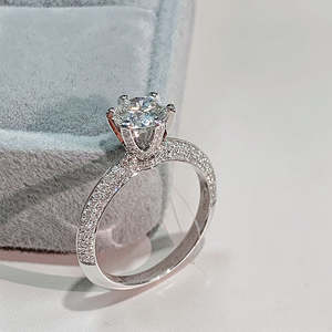 Anillo de compromiso de plata con moissanita de corte brillante redondo, anillo de boda con diamante cultivado en laboratorio, joyería fina elegante, diseño atemporal, regalo. - Product Image 2