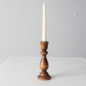 Paire de bougeoirs dorés contemporains pour bougies coniques – Décoration de table élégante et distinctive - Product Image 5
