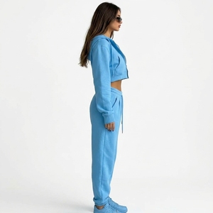 Survêtement décontracté pour femme avec sweat à capuche zippé en polyester/coton épais et coupe courte, pantalon à taille élastique et poches latérales - Product Image 3