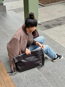 Elegante Bolso Clutch de Cuero Marrón con Flecos – Pieza de Diseño Estilosa para Uso Diario y de Viaje - Product Image 6