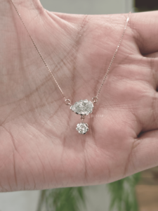 Collier pendentif en diamant de laboratoire taille ovale certifié IGI 1,90 ct en or blanc 14 carats, design classique en forme de goutte, serti à griffes, pour femme - Product Image 4