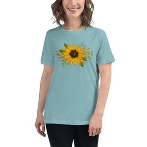 เสื้อยืดลายดอกทานตะวันทรงเข้ารูปทันสมัยสำหรับฤดูร้อน ผลิตจากโพลีเอสเตอร์เนื้อนุ่มและผ้าถักที่ระบายอากาศได้ดี ช่วยให้สวมใส่สบายและระบายอากาศได้ดี - Product Image 1