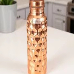 Botella de cobre con acabado refinado y estructura sólida, ideal para bebidas premium y para la hidratación diaria a largo plazo. - Product Image 1