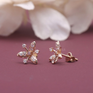 Pendientes de Diamantes Cultivados en Laboratorio con Certificación IGI, Diseño Floral, en Oro Rosa/Amarillo y Blanco de 18K |   Pendientes de Diamantes con Elegante Diseño Floral - Product Image 4