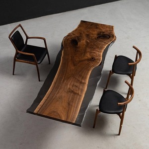 Table à manger de luxe en noyer massif avec résine blanche, faite à la main, en époxy, style moderne farmhouse, durable, écologique, pieds en métal, pour hôtel et villa - Product Image 1