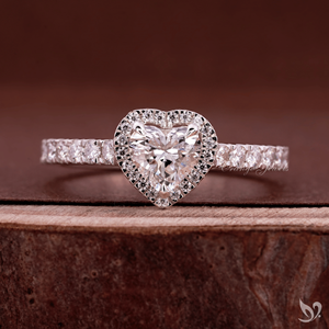 Bague en or blanc 0,5 carat avec diamant en forme de cœur et halo, pierre cultivée en laboratoire, bande pavée romantique - Product Image 1