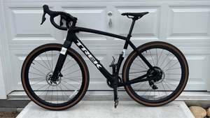 Bicicleta de Gravel TrekS SL 7 AXS 2026 con Frenos de Disco, Horquilla de Carbono, Cuadro de Acero al Carbono, 27 Velocidades y Llantas de Fibra de Carbono - Product Image 3