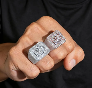 แหวนมอสซาไนต์ทรงสี่เหลี่ยมประดับเพชรแบบ Iced Out เงินแท้ 925 ชุบโรเดียม ทรงกลมเจียระไนแบบ Brilliant Cut เหมาะสำหรับทั้งชายและหญิง ใช้ในงานปาร์ตี้หรืองานแต่งงาน - Product Image 3