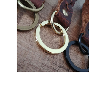 Llavero de Cuero Genuino Trenzado de Grano Completo con Mosquetón, Forma de Bola e Impresión Tipográfica, Estilo Vintage - Product Image 3