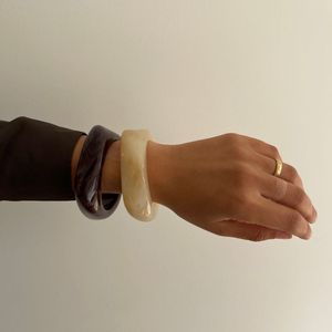 Bracelet jonc en résine marbrée dorée et métal, couleur ambre brun, pour femme, fin, rond, brillant, manchette de poignet, bijoux de mode, acrylique - Product Image 3