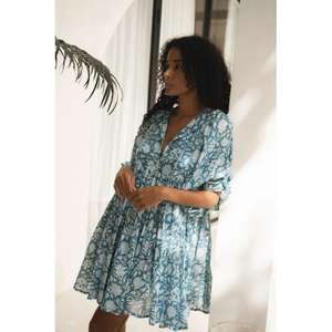 Vestido Maxi Boho Elegante y Moderno con Estampado Floral Natural, Color Azul Océano, 100% Algodón Ecológico, Silueta Relajada de Playa - Product Image 1