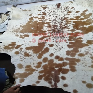 Tapis en peau de vache personnalisé avec poils pour la décoration intérieure sur mesure, la confection artisanale de sacs, de ceintures, de chaussures et de portefeuilles. - Product Image 2