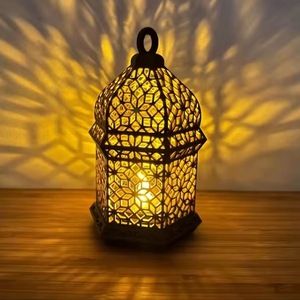 Farol de Metal Hecho a Mano, Portavelas de Estilo Marroquí para Decoración del Hogar - Product Image 1