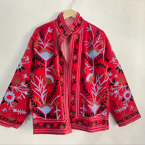Veste en velours brodée à la main pour femmes, design floral bohème rouge, tenue ethnique pour festival, veste courte - Product Image 1