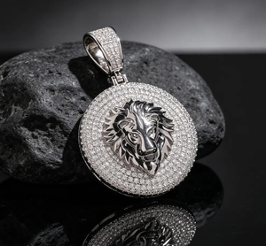 Colgante de medallón de león totalmente engastado con moissanita, dijes redondos con microincrustaciones, chapado en oro de 14K y rodio, joyería para fiestas - Product Image 4