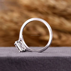 Anillo de compromiso de diamante cultivado en laboratorio de oro blanco de 18 quilates con diamante cuadrado de corte princesa para regalo de aniversario o estilo promesa - Product Image 5