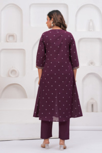 ชุดคุรตะปักลายไวน์สำหรับผู้หญิง พร้อมกางเกงและผ้าคลุมไหล่ |   ชุดผ้าฝ้ายสไตล์ชาติพันธุ์สำหรับสุภาพสตรี |   ชุดสำหรับงานเทศกาลและชุดลำลอง - Product Image 3