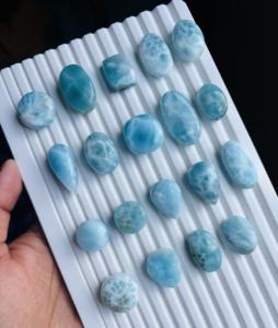 Cabochon de larimar de haute qualité, poli, formes variées, pierre précieuse artisanale pour bijoux - Product Image 1