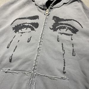 Sudadera con capucha y cremallera para hombre, con diseño de ojos llorones y pedrería, estilo streetwear 2026, gris, con gráfico de borde desgastado, forro polar grueso y detalles industriales tipo ojal - Product Image 2